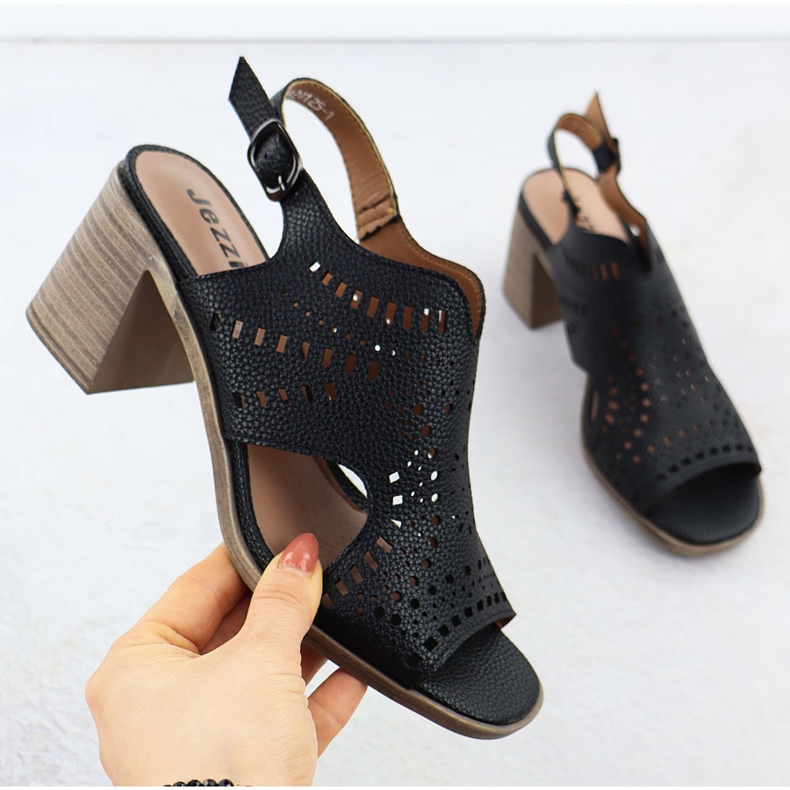 Sandali femminili con jezzi nero openwork 24125 1