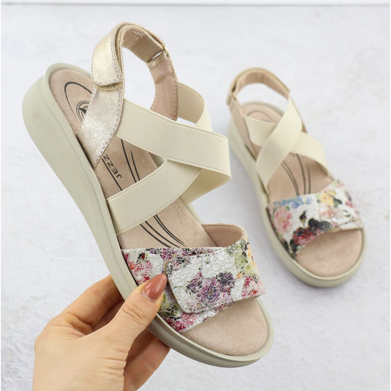 Sandali comodi delle donne per velcro beige jezzi 24142 1
