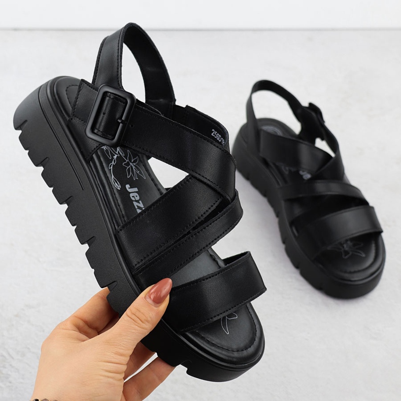 Sandali in pelle da donna sulla piattaforma Roman Black Jezzi 8716 nero 1