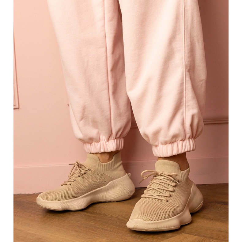 Sneaker sportive beige con una tomaia calzini 1