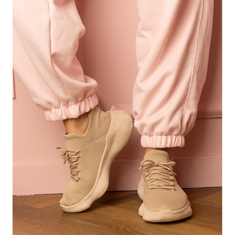 Sneaker sportive beige con una tomaia calzini 2