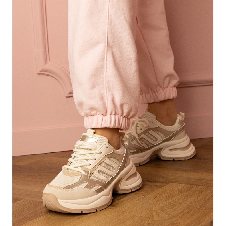 Sneaker sportive beige su una suola enorme 1