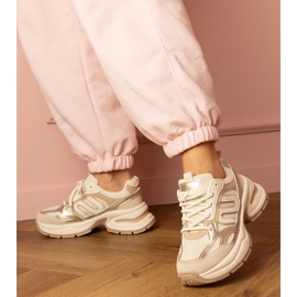 Sneaker sportive beige su una suola enorme 2