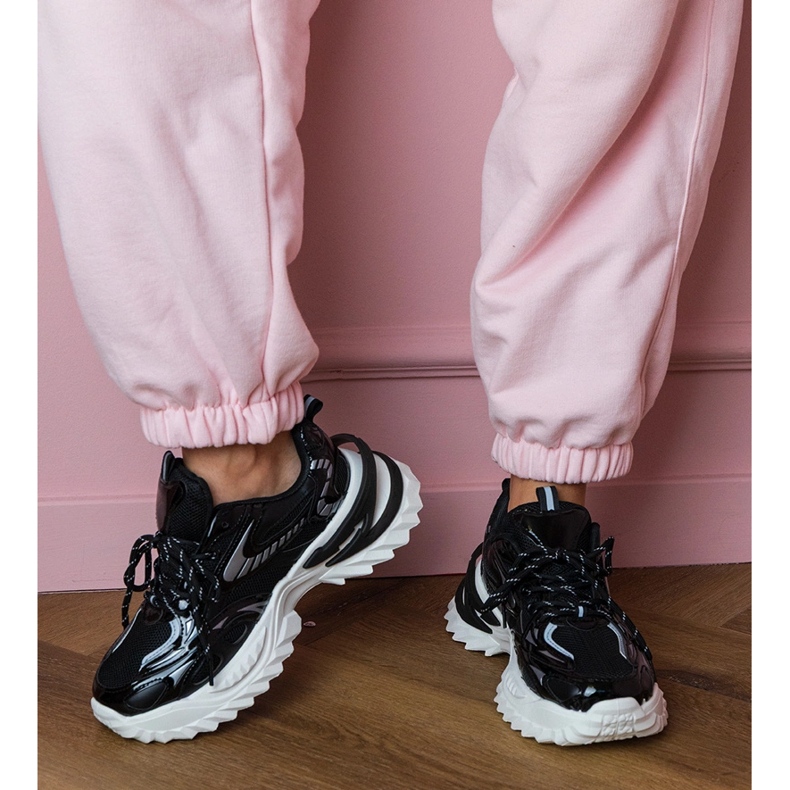 Sneaker sportive nere su una suola elegante nero 1
