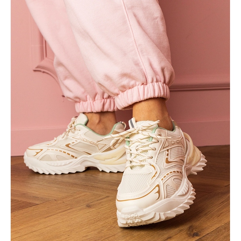 Sneaker sportive beige su una suola spessa 1