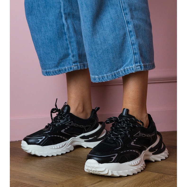 Sneaker sportive nere su una suola spessa nero 1