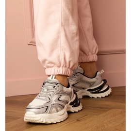 Sneaker sportivi d'argento su una suola spessa 1