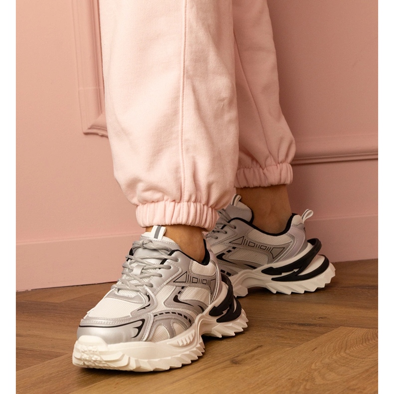Sneaker sportivi d'argento su una suola spessa 1