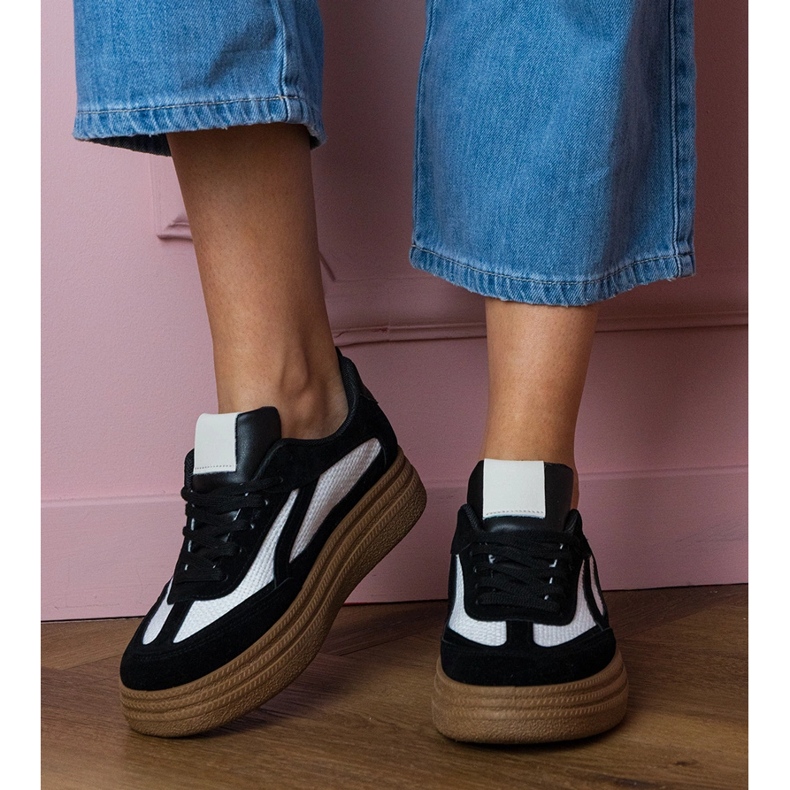 Sneaker nere sneaker su una suola spessa nero 1
