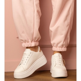 Sneaker bianche con un cuore dorato e spille da zircone bianco 1