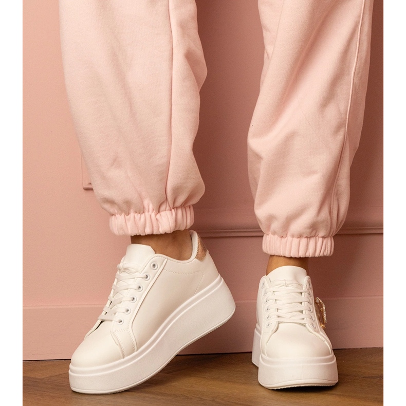Sneaker bianche con un cuore dorato e spille da zircone bianco 1
