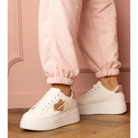 Sneaker bianche con un cuore dorato e spille da zircone bianca 2