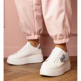 Sneaker bianche con un cuore blu e un perno di zircone bianco 1