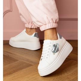 Sneaker bianche con un cuore blu e un perno di zircone bianco 2