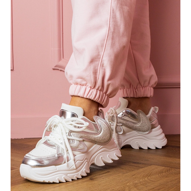 Sneaker bianche su una suola enorme con zirconi bianco 1