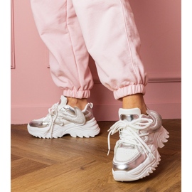 Sneaker bianche su una suola enorme con zirconi bianca 2