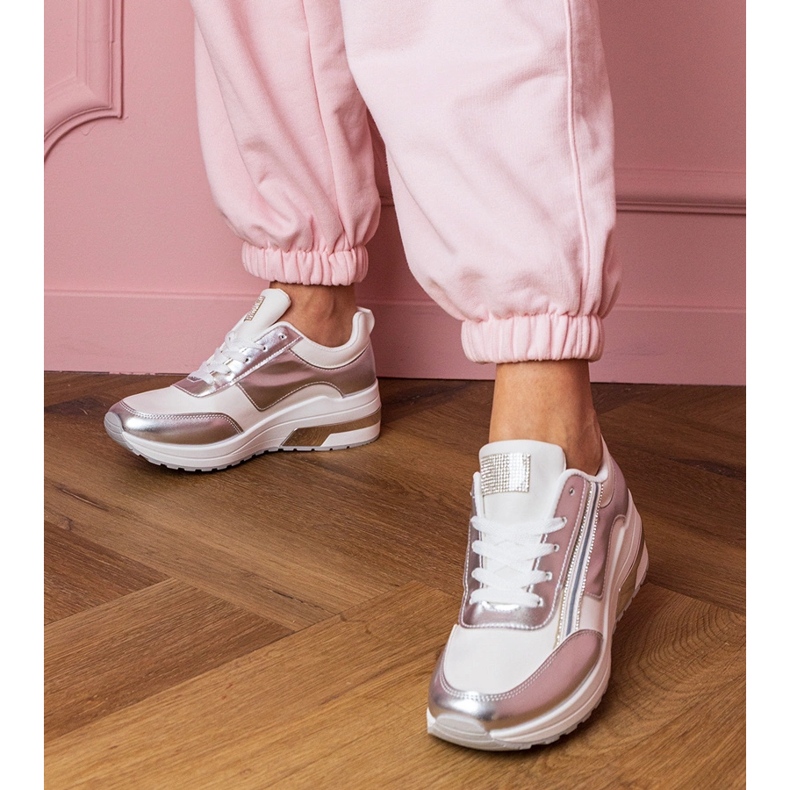 Sneaker bianche con zirconi e un inserimento metallico bianco 1