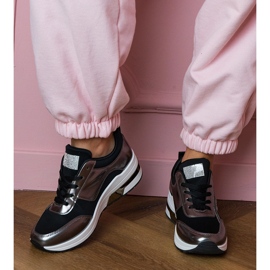 Sneaker nere con zirconi e un inserimento metallico nero 1