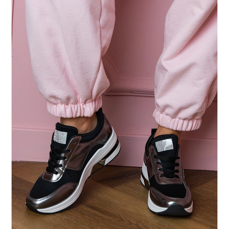 Sneaker nere con zirconi e un inserimento metallico nero 1
