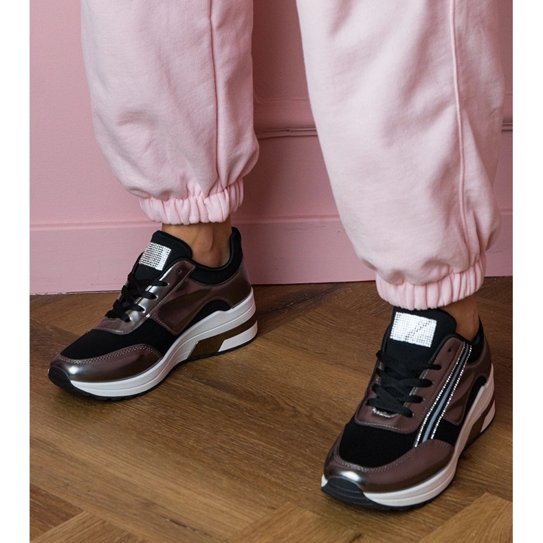 Sneaker nere con zirconi e un inserimento metallico nero 2