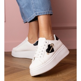 Sneaker bianche con un cuore nero e un perno di zircone bianco 1