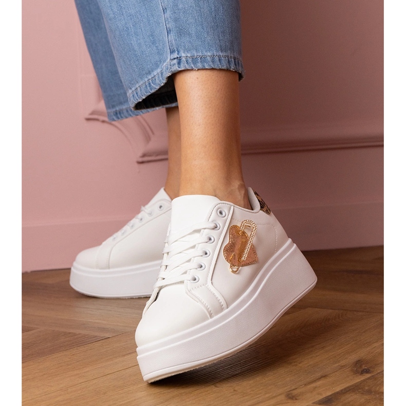 Sneaker bianche con spille da zircone e un'aggiunta leopardo bianco 1