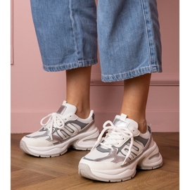 Sneaker sportive bianche con suola massiccia bianca 1