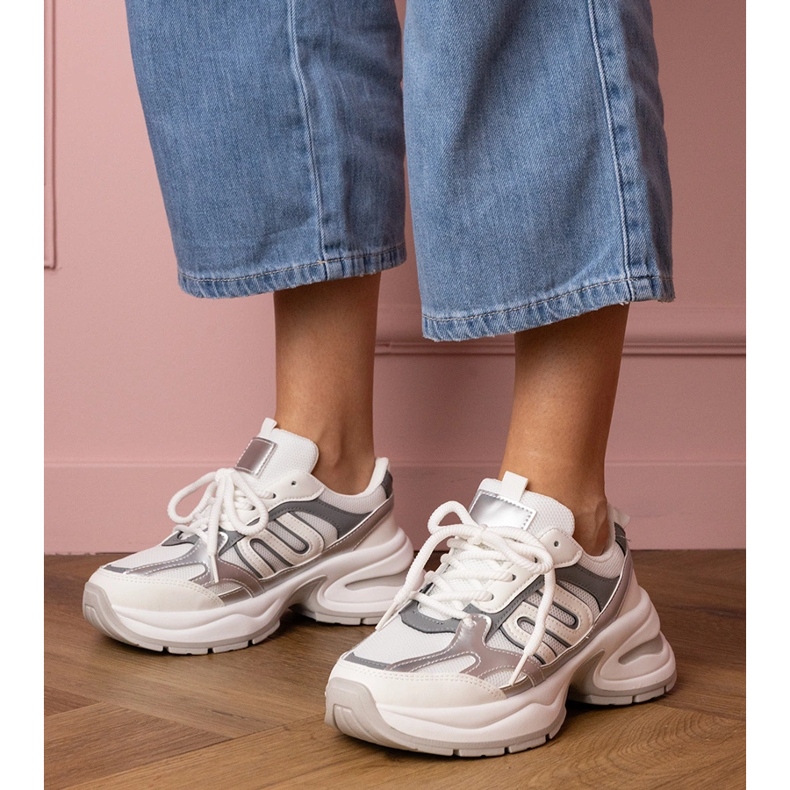 Sneaker sportive bianche con suola massiccia bianca 1