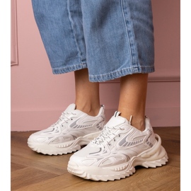 Sneaker sportive bianche su una suola elegante bianco 1