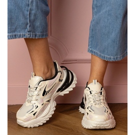 Sneaker sportive beige su una suola elegante 1