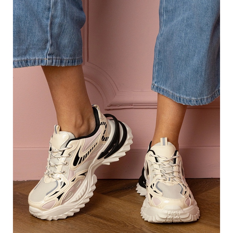 Sneaker sportive beige su una suola elegante 1