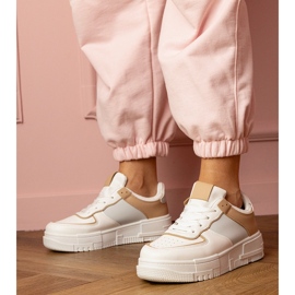 Sneaker sportivi bianchi e beige su platfotm 1
