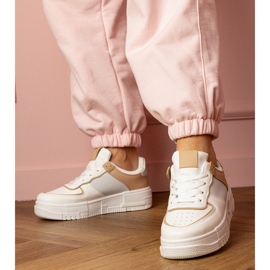 Sneaker sportivi bianchi e beige su platfotm 2