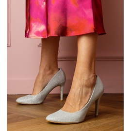 Pompe d'argento su una finitura in broccato 1