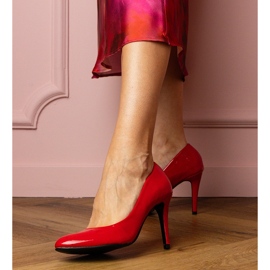 Red Classic Pumps verniciata su un tallone alto rosso 1