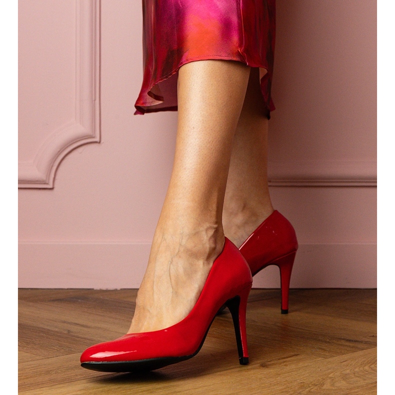 Red Classic Pumps verniciata su un tallone alto rosso 1