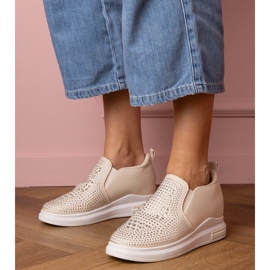 Sneaker da donna beige con zirconi su un cuneo nascosto 1