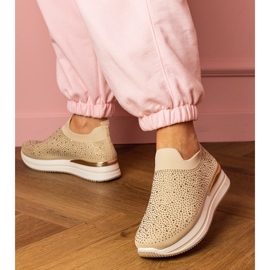 Sneaker da donna beige sulla piattaforma con zirconi 1