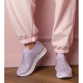 Sneaker da donna viola sulla piattaforma con zirconi 1