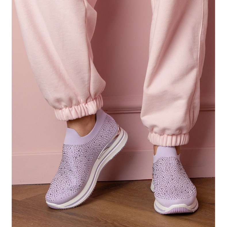 Sneaker da donna viola sulla piattaforma con zirconi 1