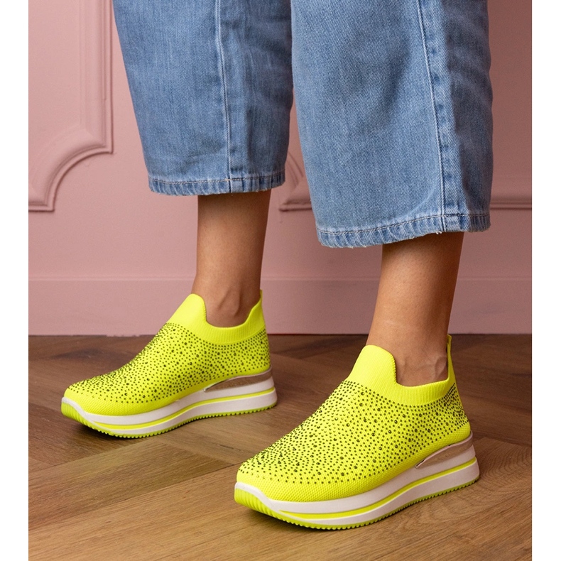 Sneaker neon gialle sulla piattaforma con zirconi giallo 1