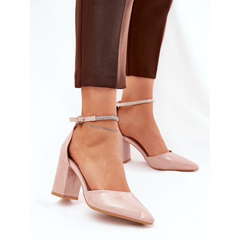 Pompe dipinte con dita puntate sul post beige 2