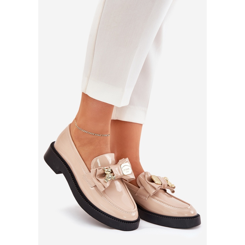 Mocassini dipinti con un arco e una spilla decorativa beige 1