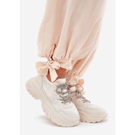 Sneaker femminili su una piattaforma decorativa allacciatura beige 1