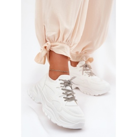 Sneaker da donna su una piattaforma decorativa allacciatura bianca 2