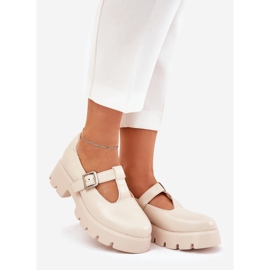 Scarpe da donna con una fibbia sulla piattaforma e tacchi piatti beige 1