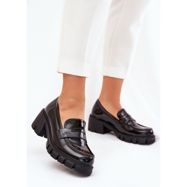 Scarpe da donna dipinte su un enorme tacco nero 2