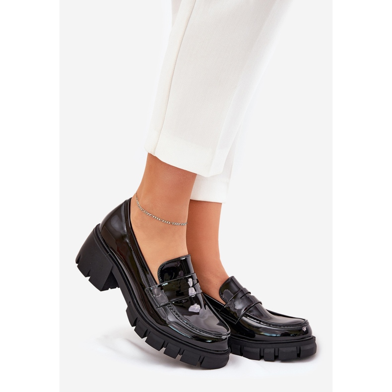 Scarpe da donna dipinte su un enorme tacco nero 1