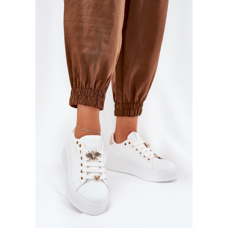Sneaker femminili sulla piattaforma con spille bianche bianca 2