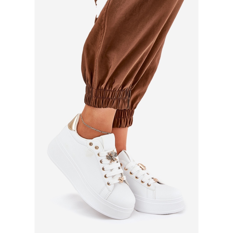 Sneaker femminili sulla piattaforma con spille bianche bianco 1